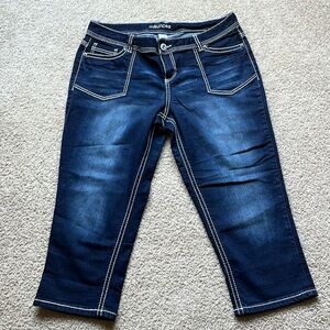 Maurices dark wash denim capris. Size 15/16 reg. Slightly worn. Good condition.